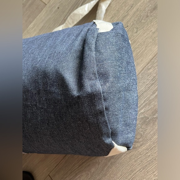 unbranded Bags Nwot Unbranded Will Work Out For Cupcakes Duffle Bag